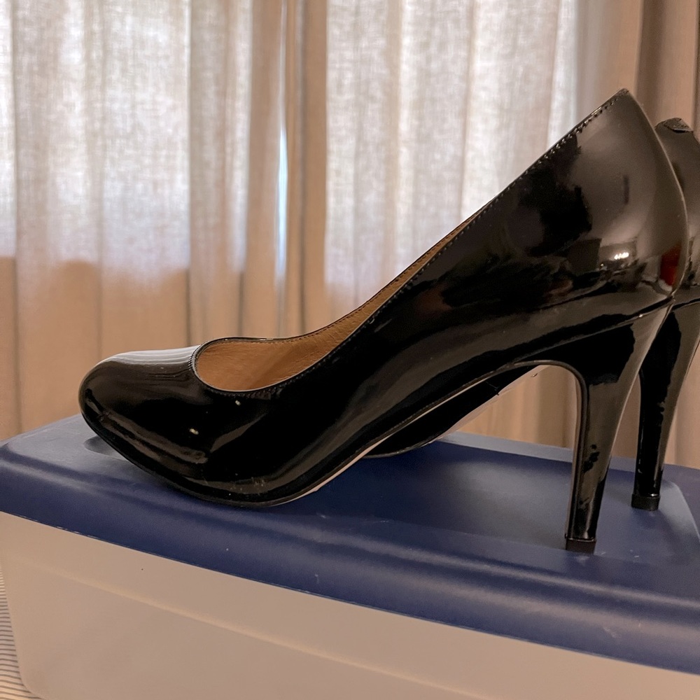 Patent Black Pump Almond shaped Cow Leather inside, Super COMFY!!! Size 9